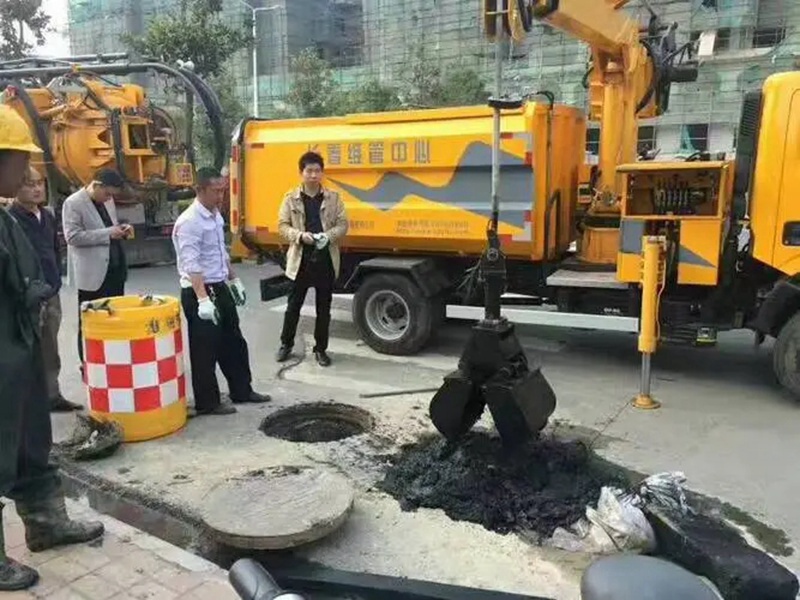 桂林街道：网格员化身“清道夫”，为民解忧疏通“堵心”化粪池